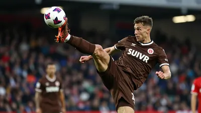 Bakary Ceesay glich für den FC St. Pauli mit einem sehenswerten Fallrückzieher zum 2:2 gegen Arminia Bielefeld aus und...