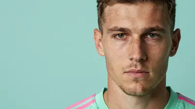 Das neue Auswärtstrikot für die Saison 2026-27 zeigt ein marmoriertes Muster in Pink und Mintgrün, wird aber durch einen...