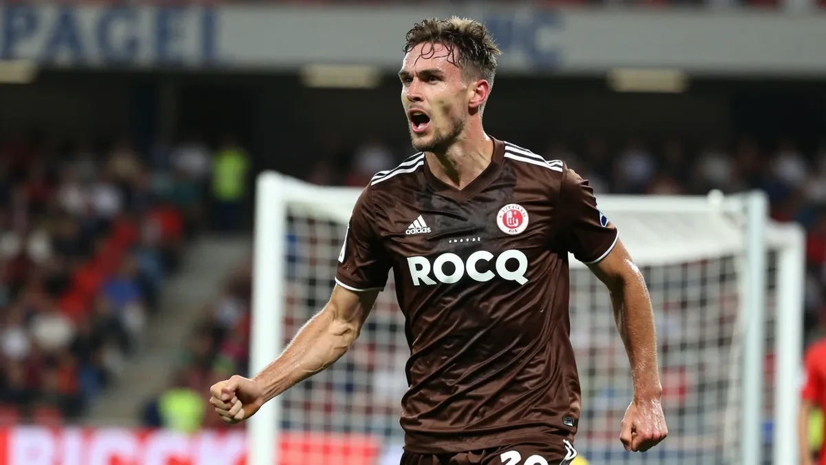 FC St. Pauli erkämpft sich in der 2. Bundesliga ein 2:2 bei Arminia Bielefeld, nachdem die Mannschaft zweimal in...
