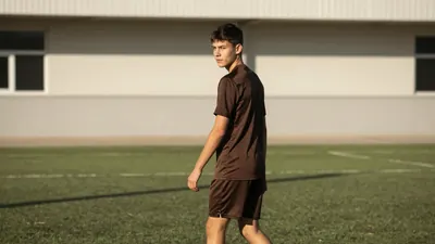 Ein junger FC St. Pauli-Fan wurde auf einem Schulhof beschimpft und mit dem Verbrennen seines Trikots bedroht, woraufhin...